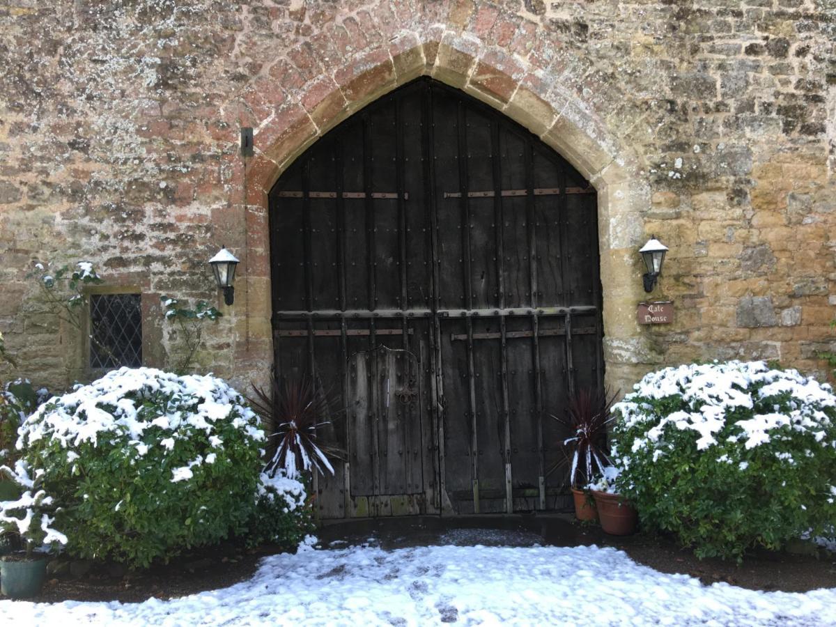 Welsh Gatehouse, Historic Castle Which Can Cater For Electric Vehicle Mathern Kültér fotó