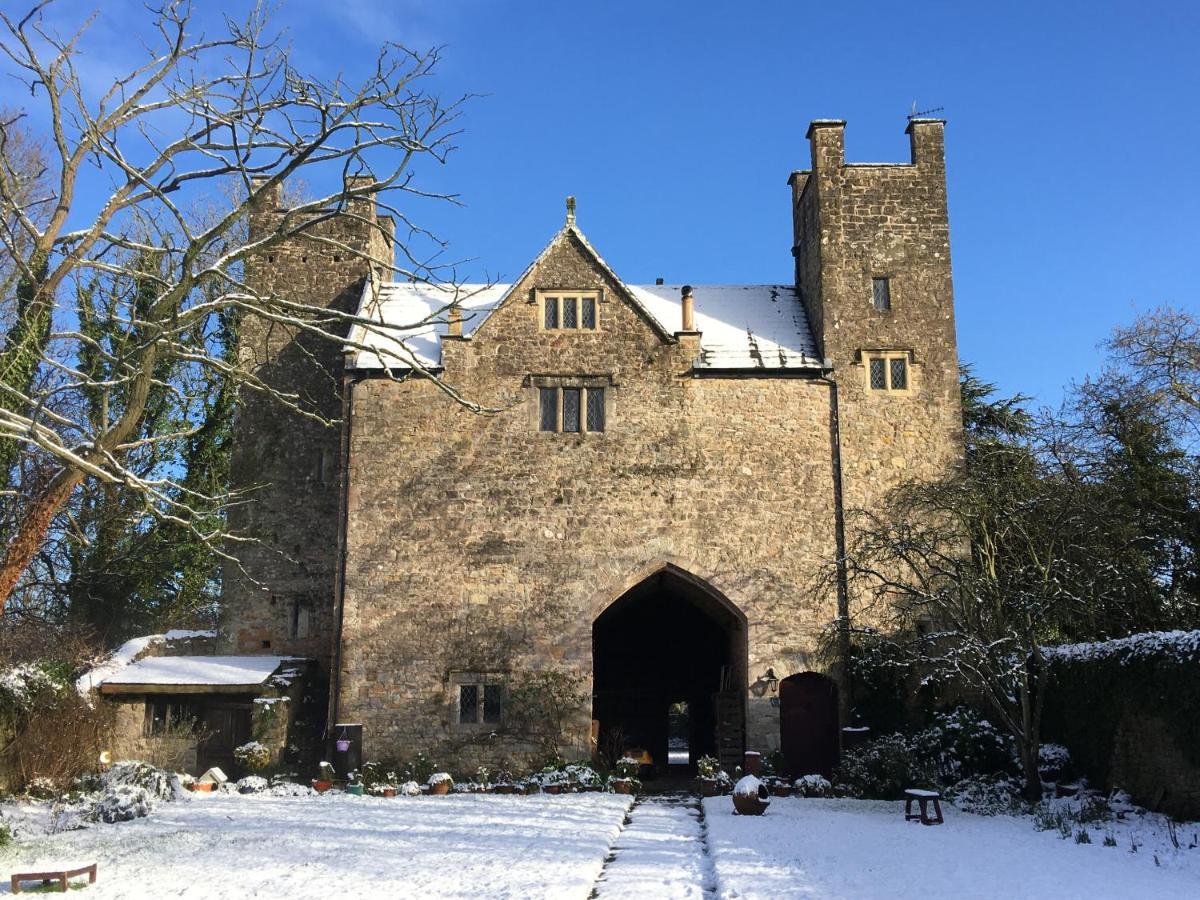 Welsh Gatehouse, Historic Castle Which Can Cater For Electric Vehicle Mathern Kültér fotó