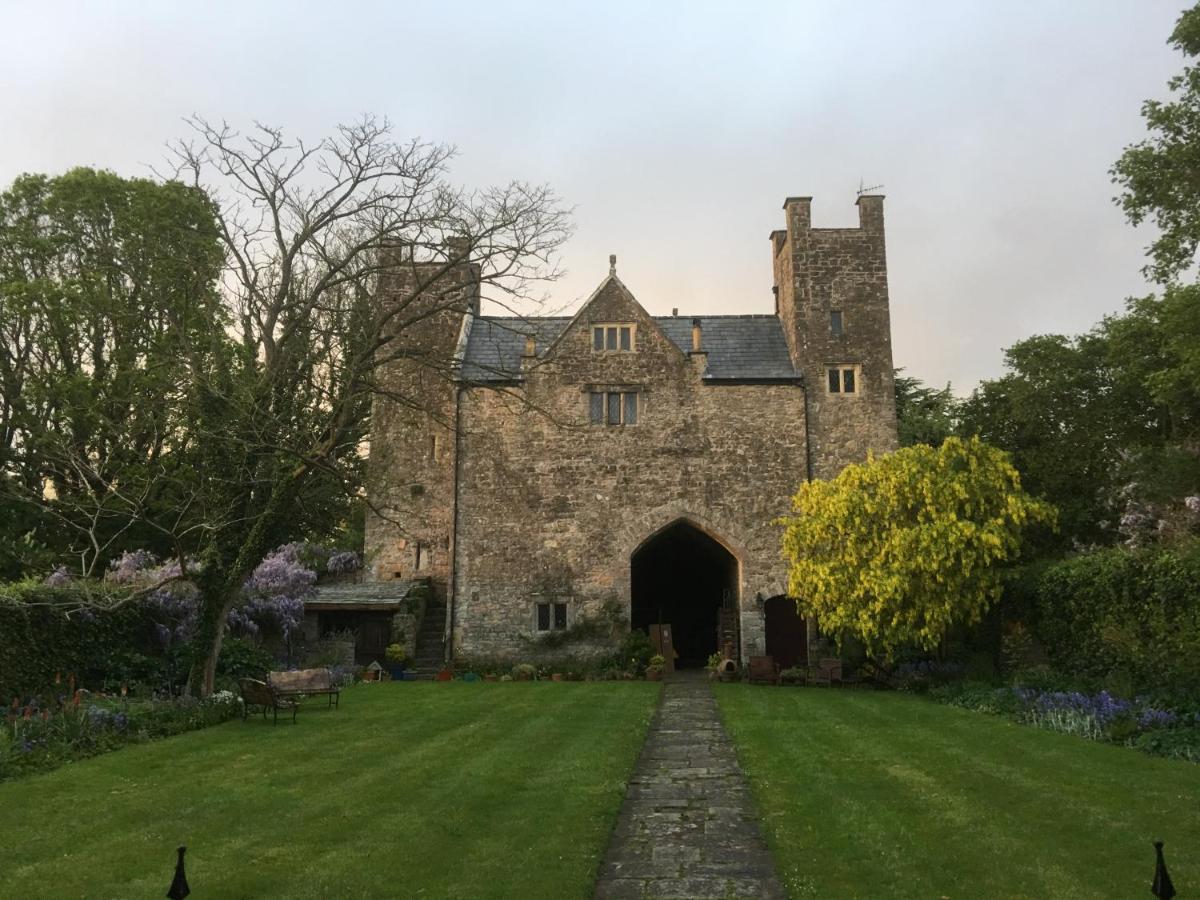 Welsh Gatehouse, Historic Castle Which Can Cater For Electric Vehicle Mathern Kültér fotó
