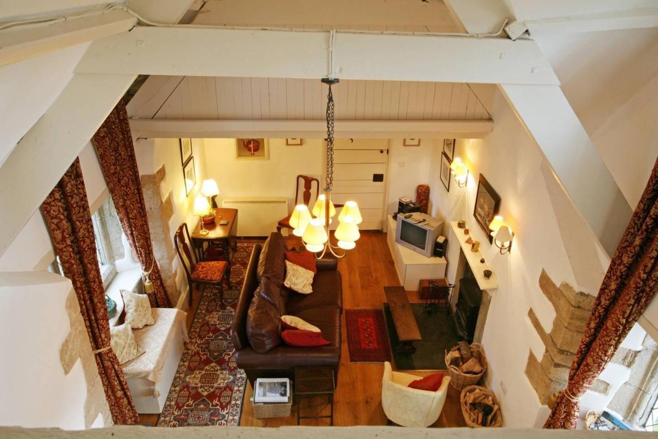 Welsh Gatehouse, Historic Castle Which Can Cater For Electric Vehicle Mathern Kültér fotó