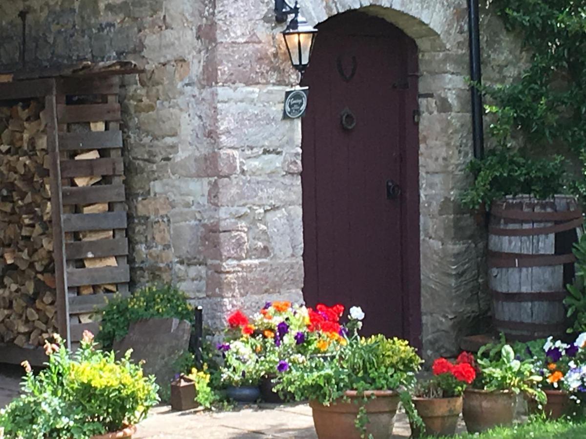 Welsh Gatehouse, Historic Castle Which Can Cater For Electric Vehicle Mathern Kültér fotó