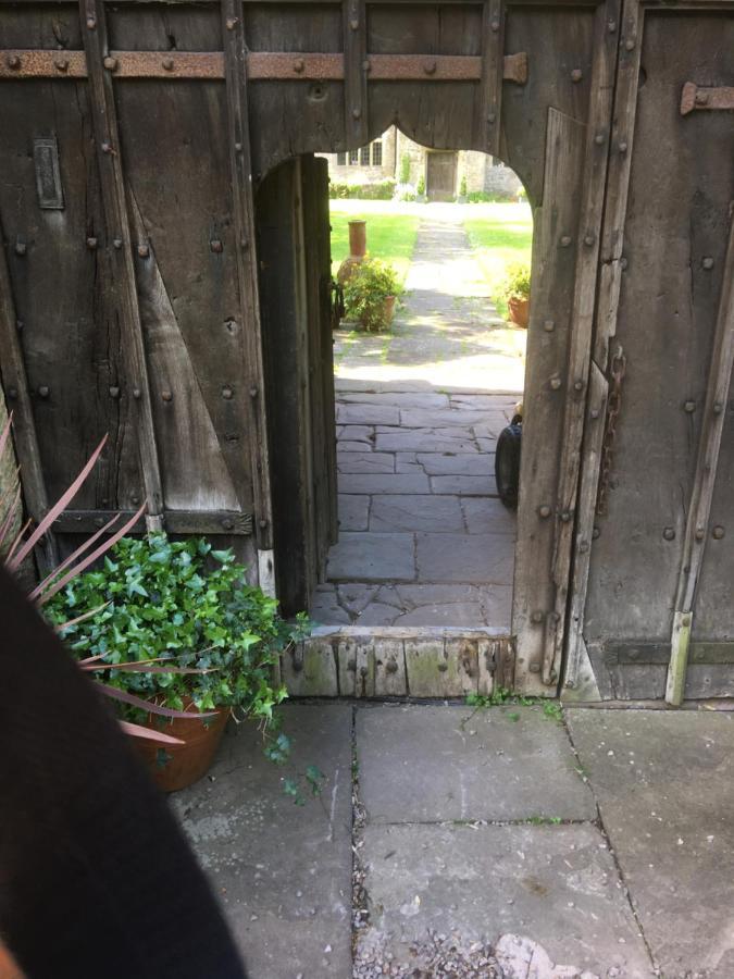 Welsh Gatehouse, Historic Castle Which Can Cater For Electric Vehicle Mathern Kültér fotó